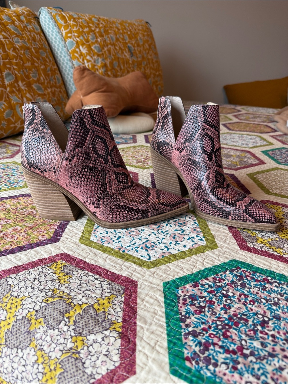 Vince Camuto Gigietta Rosewood Embossed Snake Print Ankle Booties Women 7.5
